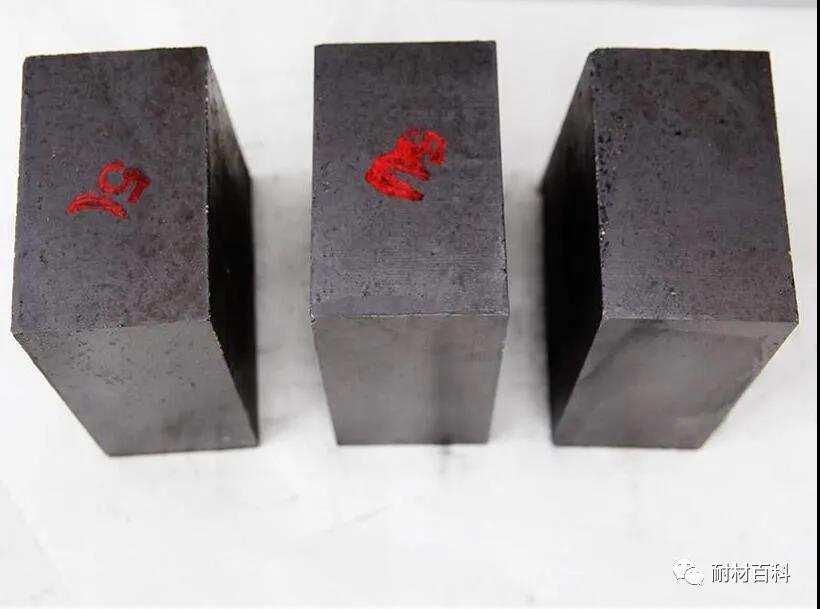 在铝镁碳砖的配方中加入不同的粘结剂，使产品具有良好的稳定性。